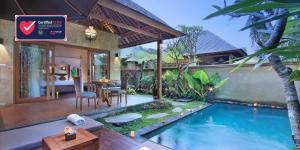 eine Villa mit einem Pool in einem Resort in der Unterkunft Graha Sandat Villas by Pramana Villas in Ubud