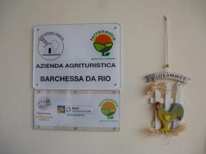 Ein Schild hängt an einer Wand mit einem Vogel drauf. in der Unterkunft Barchessa Da Rio in Ponte San Nicolo