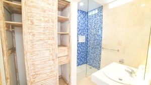 ein Badezimmer mit Dusche und Waschbecken in der Unterkunft Ocean Star Apartment Sanur in Sanur