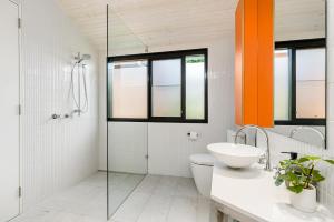 Phòng tắm tại Byron Bay Accom 8 South Beach Lane Riverhouse