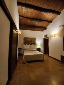 una camera con letto e soffitto in legno di Suite alla Cattedrale a Palermo