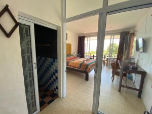 Ein Bett oder Betten in einem Zimmer der Unterkunft Sairee View Resort