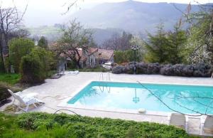 Swimmingpoolen hos eller tæt på Les Grangeonnes, gîtes nature, piscine, sauna pour accueil familiale ou de groupe