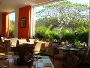 Restoran või mõni muu söögikoht majutusasutuses Lemon Tree Hotel Chennai