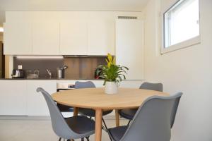 a dining room table and chairs in a kitchen at Brand New Apartmentcecilia Residence Apt N5 in Agno