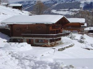 格里门茨Chalet Verano的屋顶上积雪的建筑