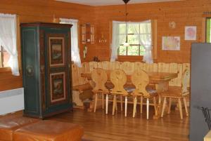 jadalnia z drewnianym stołem i krzesłami w obiekcie Chalet Verano w mieście Grimentz