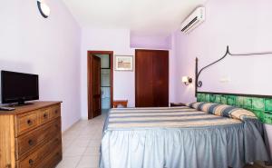 TV a/nebo společenská místnost v ubytování Hotel Atalaya + 19 fotografií