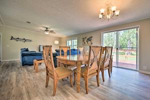 - une salle à manger avec une table et des chaises dans l'établissement Updated Lakeland Home and Fire Pit on 10 Acres!, à Lakeland