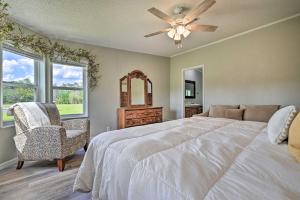 - une chambre avec un lit blanc et un ventilateur de plafond dans l'établissement Updated Lakeland Home and Fire Pit on 10 Acres!, à Lakeland