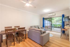 Χώρος καθιστικού στο Adriana 4 open plan living with backyard