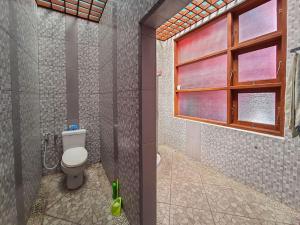 een badkamer met een toilet en een raam bij Pakde air cafe and homestay Grabag Magelang Mitra RedDoorz in Bedono