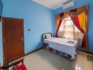 Кровать или кровати в номере Pakde air cafe and homestay Grabag Magelang Mitra RedDoorz