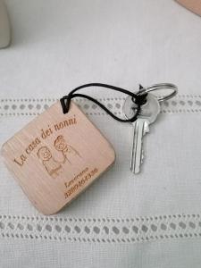 una pequeña etiqueta en una cuerda con una llave en La Casa dei Nonni, en Leverano