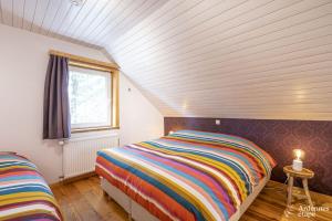 Villa Du bonheur met Sauna en Jacuzzi tesisinde bir odada yatak veya yataklar