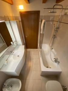ein Bad mit einem Waschbecken, einer Dusche und einem WC in der Unterkunft CABALDO in Ranica