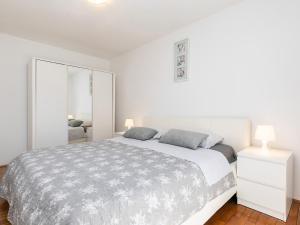 Postel nebo postele na pokoji v ubytování Apartments Nada