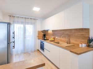 Kuchyň nebo kuchyňský kout v ubytování Apartments Nada