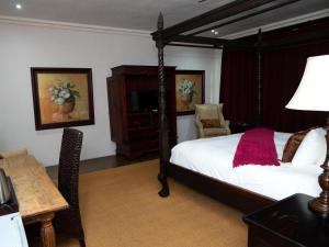 Un pat sau paturi într-o cameră la Umdlalo Lodge
