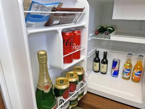 einen offenen Kühlschrank mit vielen Getränken in der Unterkunft Hotel U Kvapilů in Mnichovo Hradiště