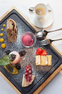 Makanan di atau di tempat lain dekat hotel
