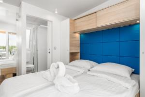 Mobile Homes Camping Omišalj客房内的一张或多张床位