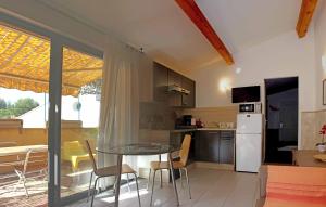 eine Küche und ein Wohnzimmer mit einem Tisch und Stühlen in der Unterkunft Bel Air -les Restanques in La Ciotat