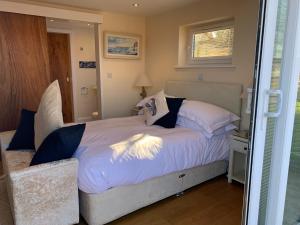 Un pat sau paturi într-o cameră la Room on the Ropery- With Free Parking