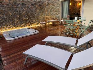 Villa Prana内部或周边的泳池