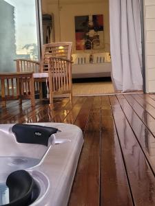 une pièce avec un sèche-cheveux sur un parquet dans l'établissement Villa Prana, à La Saline les Bains