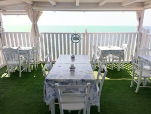 Reštaurácia alebo iné gastronomické zariadenie v ubytovaní B&B Capo Rizzuto fronte Mare