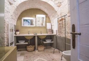 Kúpeľňa v ubytovaní Navolte Trulli e Quiete con Piscina + 37 fotografií