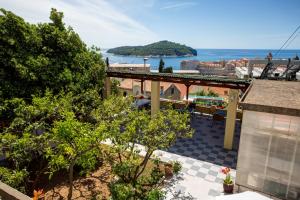 vistas al océano desde el balcón de un edificio en Apartments Biba, en Dubrovnik