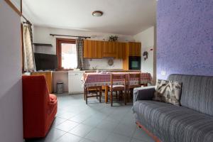 Il comprend un salon avec une table et une cuisine. dans l'établissement Appartamento Campacc, à Livigno