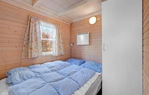 En eller flere senge i et værelse på Toftum Bjerge Camping & Cottages