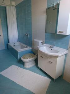 ein Badezimmer mit einem Waschbecken, einem WC und einer Badewanne in der Unterkunft Apartment Marta in Rab