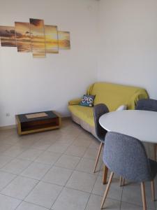 ein Wohnzimmer mit einem Sofa und einem Tisch in der Unterkunft Apartment Marta in Rab