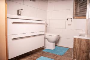 A bathroom at Ferienhaus Haus Gilfert