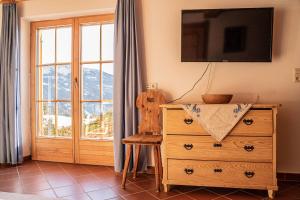 TV a/nebo společenská místnost v ubytování Ferienhaus Haus Gilfert