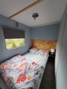 Giường trong phòng chung tại Mobilheim v LVA 1