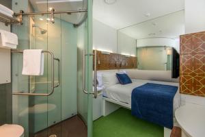 Een bed of bedden in een kamer bij BreakFree on Cashel