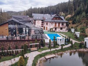 Bazén v ubytovaní Hotel Vedmezhyi Dvir alebo v jeho blízkosti