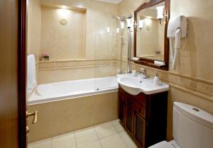 bagno con vasca, lavandino e servizi igienici di Business Hotel Sport a Tula