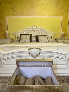 CavrianaにあるLa Valle dei Vigherのボックス付きの客室内の大きな白いベッド