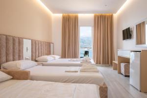 Un pat sau paturi într-o cameră la Seaside Hotel