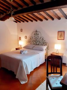 Tempat tidur dalam kamar di Rustico degli Ulivi
