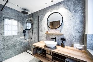 y baño con lavabo y espejo. en Sonnalp Residences en Sölden