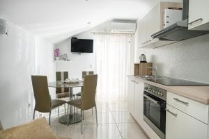 Kuchyň nebo kuchyňský kout v ubytování Apartments Tamaris