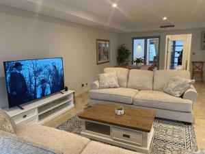 een woonkamer met een grote flatscreen-tv bij Canal Vista in Mandurah