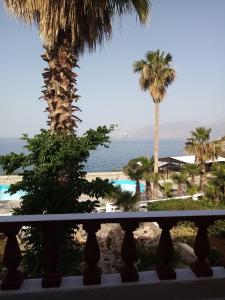 balcone con vista sulla spiaggia di un resort di Vangelis Villas ad Ágios Nikólaos